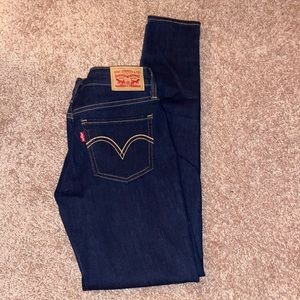 LIKE NEW Levi’s dark wash skinny jeans